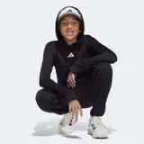 Gorra deportiva Adidas de cinco paneles, color blanco con logo negro bordado en el frente y detalle de borde negro en la visera precurvada. Cuenta con cierre ajustable en la nuca y tecnología de control de humedad.