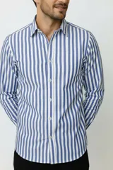 Camisa de algodón a rayas verticales azules y blancas, de manga larga, con cuello camisero y cierre frontal con botones.