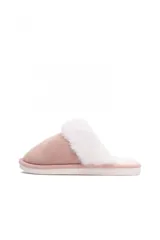 Pantuflas de estar por casa color arena, con exterior de textura gamuzada y detalle de piel sintética blanca en el borde superior.