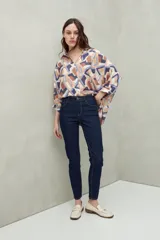 Jean chupín de tiro alto color azul oscuro, con bolsillos delanteros y traseros, confeccionado en denim con textura suave y leve elasticidad que se adapta al cuerpo.