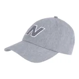 Gorro de béisbol gris con logo "N" de New Balance bordado en gris oscuro con borde blanco.