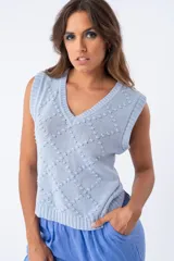 Chaleco celeste de punto con cuello en V y diseño calado.