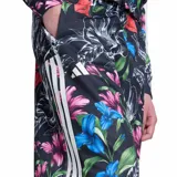 Pantalón deportivo Adidas Farm Tiro de mujer, color negro con estampado floral multicolor y las clásicas tres tiras blancas a los lados. Cuenta con cintura elástica.