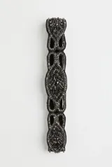 Cinturón elástico negro con diseño ornamental bordado de cuentas de vidrio facetadas y detalles metálicos en tono plateado.
