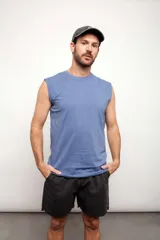 Musculosa negra de corte clásico.