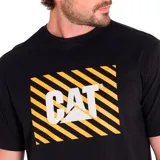 Remera de manga corta color negro con cuello redondo. Presenta un estampado frontal rectangular con rayas diagonales amarillas y negras y el logo de la marca en color blanco.