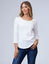 Remera básica de algodón con cuello redondo y mangas tres cuartos. Presenta un corte ajustado y ruedo redondeado.
