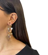 Aros colgantes con piezas geométricas de resina translúcida en tonos violeta, fucsia y amarillo.