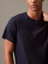 Conjunto de remera de manga corta y short, ambos de color azul marino.