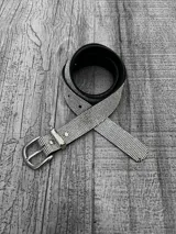 Cinto negro con hebilla plateada y apliques de strass plateados.