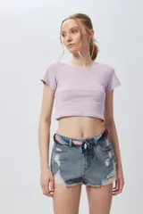 Top corto negro ajustado al cuerpo, de manga corta y cuello redondo.