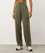 Pantalón de corte recto confeccionado en tejido de modal con mezcla de poliéster y elastano. Presenta un diseño minimalista con cintura elástica y costuras verticales que aportan estructura a la prenda.