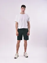 Bermuda de corte clásico color negro, con cintura elástica y cordón ajustable, bolsillos laterales y diseño minimalista.