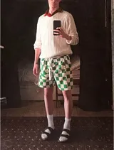 Short de baño verde y blanco con estampado de cuadros ondulados, corte cuadrado, cintura elástica ajustable con cordón de algodón, secado ultrarrápido y bolsillos laterales y traseros. No incluye rejilla interior.