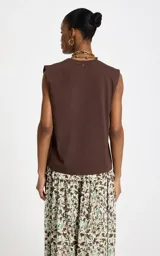 Musculosa marrón de algodón con escote redondo, hombros estructurados y corte recto holgado.