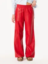 Pantalon de cuero sintetico color rojo, de corte ancho y tiro alto con cintura elastizada.
