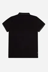 Polo de piqué color salmón, de corte regular, manga corta y logo estampado en el pecho. Confeccionada en algodón y spandex.