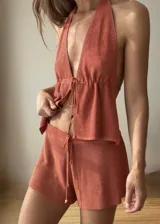 Short tiro bajo color marrón con lurex y cordones para ajustar.