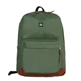 Mochila verde con base marrón, bolsillo frontal con cierre y logo estampado en blanco. Cuenta con bolsillos laterales y compartimento interno para notebook.