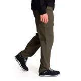 Pantalón cargo color verde oliva, de corte recto, con bolsillos laterales y traseros con solapa y botón.