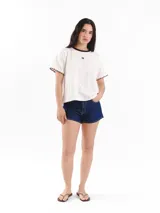 Remera de algodón azul marino, con cuello redondo y detalles en color blanco. Presenta mangas cortas con terminación bordada a contratono y logo bordado pequeño en el frente.