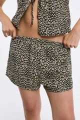 Short fluido de viscosa con estampado animal print en tonos verdes y negros, con cintura elastizada.