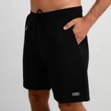 Bermuda O'Neill de felpa color negro, con cintura elástica con cordón ajustable, bolsillos laterales y pequeño parche con logo de la marca en el borde inferior.