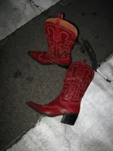 Bota texana de caña alta color rojo con bordado artesanal y taco de 5cm.