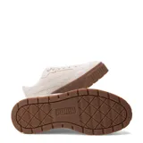 Championes urbanos Puma modelo Karmen II Idol SD, con capellada de gamuza en color beige y suela de plataforma alta en color marrón.