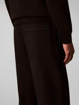 Jogger de felpa Calvin Klein color negro, con cintura elástica, bolsillos laterales y puños acanalados en los tobillos. Presenta el monograma de la marca bordado discretamente en la pierna.