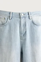Jeans de corte recto y tiro medio color celeste claro, estilo loose cropped con efecto lavado y cinco bolsillos.
