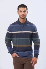Remera tipo polo de manga larga con diseño de rayas horizontales en tonos azules, verdes y marrones. Presenta cuello clásico con cierre de botones y puños elásticos.