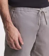 Bermuda recta de sarga color gris claro, con cintura elástica y cordón de ajuste. Presenta bolsillos laterales y traseros.