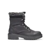 Borcegos de caña media estilo outdoor urbano, confeccionados en símil cuero color negro. Presentan detalle de piel sintética en el borde superior, cordones al tono con ojales metálicos reforzados, cierre interno lateral y suela de goma con relieve antideslizante.