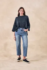 Sweater color beige de lurex, corte oversize, mangas 3/4 con volados.