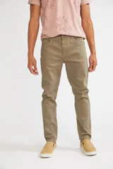 Pantalón de gabardina para hombre, de corte regular, con cierre y botón, cinco bolsillos y pasacinto.