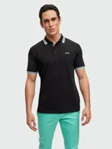 Remera polo de algodón color gris oscuro, marca Boss, modelo Paddy. Corte regular fit, cuello y puños con ribete doble en blanco y gris. Logo bordado en el pecho.