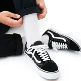 Zapatillas Vans Skate Old Skool negras con la sidestripe blanca y suela blanca.
