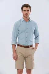 Bermuda cargo de gabardina en color gris oscuro, corte recto, con bolsillos laterales con solapa y cierre de botones y cremallera.