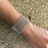 Pulsera plateada de strass con múltiples vueltas.