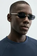 Camiseta de manga corta, cuello redondo y calce relajado, confeccionada en tejido con estructura waffle de color azul marino. Presenta estampados y bordados combinados a contraste en el delantero con texto en blanco.