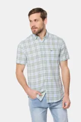Camisa de manga corta con cuello abotonado y estampado a cuadros en tonos verde claro, blanco y azul. Corte slim fit y bolsillo en el pecho.