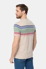 Remera de manga corta con cuello redondo y diseño rayado multicolor en tonos azules, beige, verde y rosado, con pequeño logo bordado en el pecho.