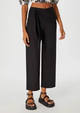 Pantalón negro de corte palazzo con lazo en la cintura.