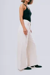 Jean Widi de corte wide leg y tiro alto, color negro, con diseño amplio y fluido.
