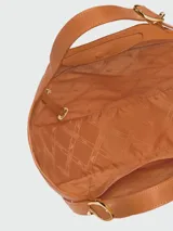 Bolso tote de gran tamaño Longchamp modelo Le Foulonné, confeccionado en cuero negro con textura granulada. Presenta una silueta estructurada con base redondeada, doble asa de hombro y herrajes metálicos en tono plateado.