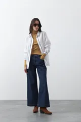 Polera de manga larga y cuello alto, confeccionada en tejido de punto fino, con un ajuste ceñido al cuerpo.