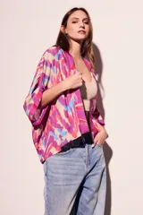 Kimono oversize de viscosa con estampado abstracto en tonos fucsia, beige, celeste y naranja.