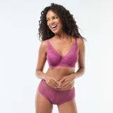 Shorty de encaje color fucsia con diseño geométrico y bordes festoneados.