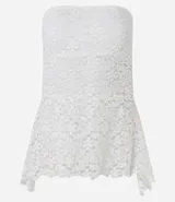 Blusa strapless confeccionada en encaje negro con diseño de bajo asimétrico con puntas diferenciadas. Presenta escote recto y forro interior.